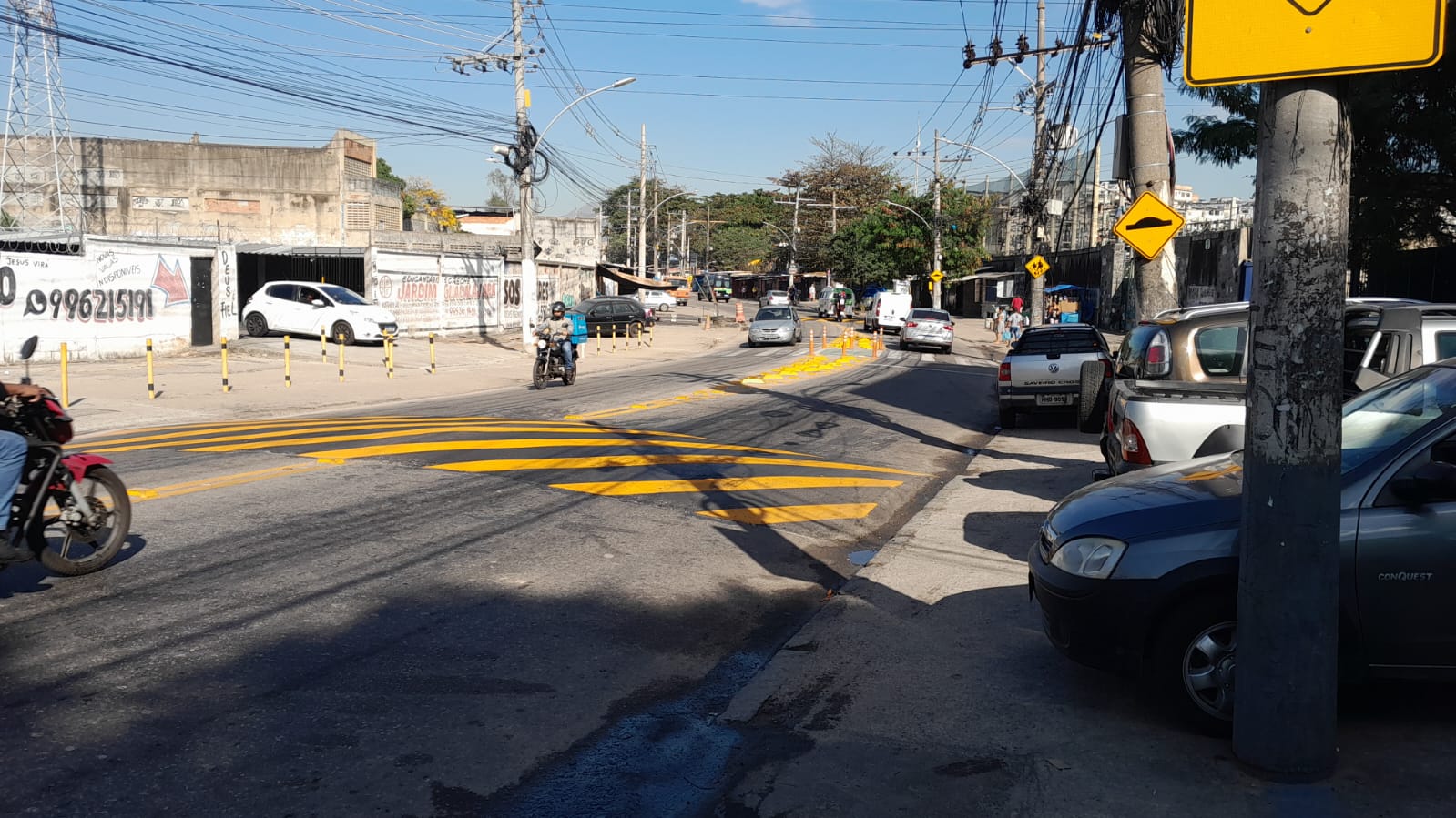 CET-Rio implanta sinalização especial na frente de escola na Avenida Itaoca - Prefeitura da Cidade do Rio de Janeiro