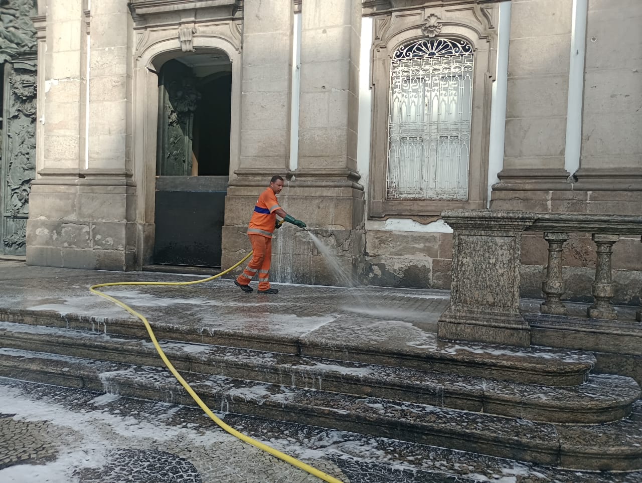 Comlurb mantém rotinas de limpeza na região da Candelária, que relembra 30 anos de chacina neste domingo - Prefeitura da Cidade do Rio de Janeiro