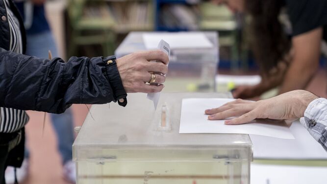 El Ayuntamiento de Humanes de Madrid adopta medidas en los colegios electorales para combatir la ola de calor durante el día de las elecciones