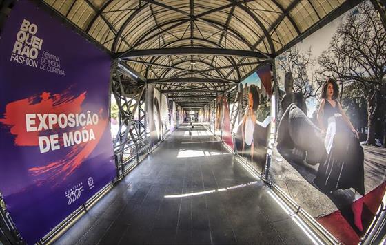 Exposio de fotos com roupas doadas FAS est no Boqueiro Fashion