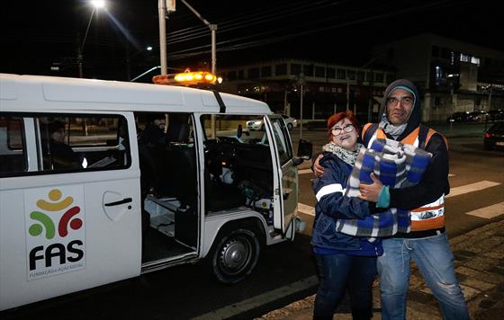FAS orienta sobre riscos do frio e entrega cobertores