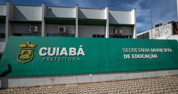 Prefeitura de Cuiab | Nenhum servidor ou aluno se feriu aps fogo em terreno baldio atingir sala de escola