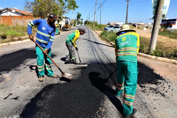 Prefeitura de Cuiab | Tapa-buracos atende vias dos bairros Santa Laura e Jardim Fortaleza