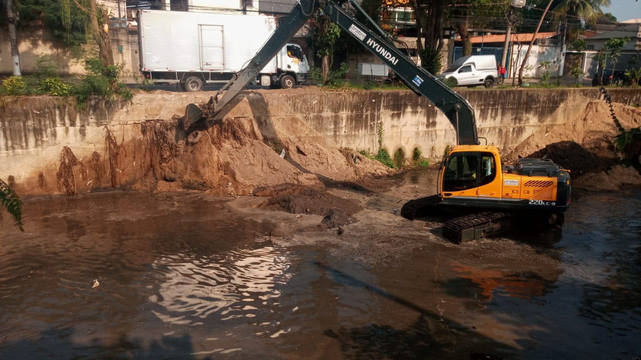 Prefeitura retira quase 8 mil toneladas de resíduos do Canal do Anil - Prefeitura da Cidade do Rio de Janeiro