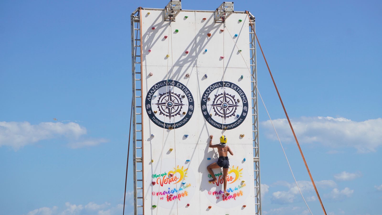 Veranistas participam do Paredão de escalada durante programação do Macapá Verão na Fazendinha – Prefeitura Municipal de Macapá