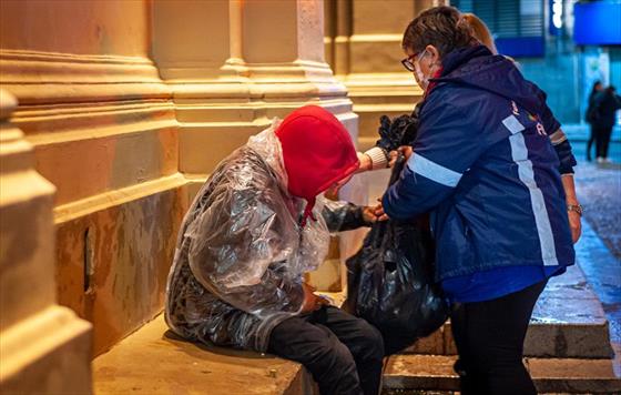Chuva continua em Curitiba e FAS amplia atendimento a pessoas em situao de rua