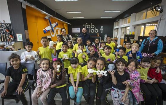 Crianas das escolas municipais de Curitiba conhecem a cultura maker no Fab Lab