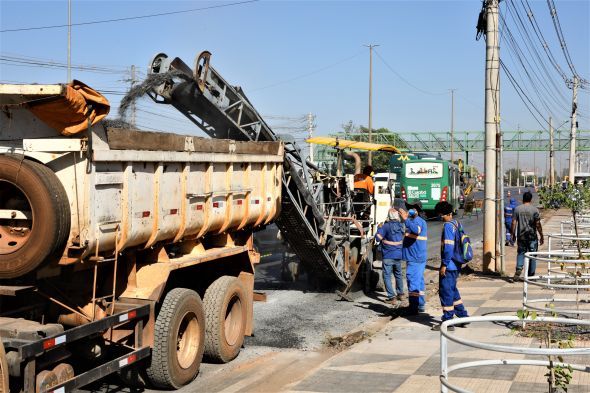 Prefeitura de Cuiab | Prefeitura inicia a recuperao do asfalto em trecho da Avenida Fernando Corra