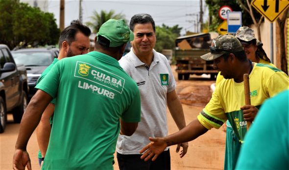Prefeitura de Cuiab | Prefeito Emanuel Pinheiro vistoria mutiro da Limpurb nos bairros Serra Dourada e Residencial Pdova