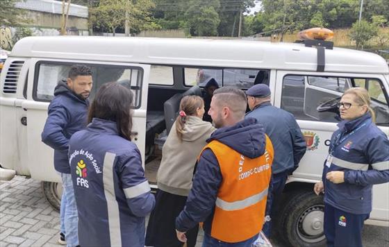 Abrigados em escola municipal por causa da chuva comeam a voltar para casa