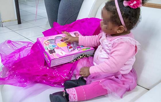 Crianas atendidas pela FAS recebem brinquedos para comemorar o Dia da Criana