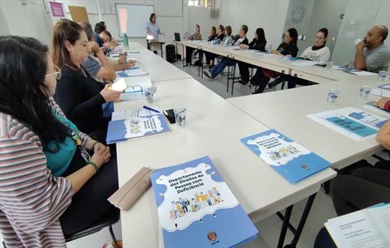 Equipe da FAS passa por treinamento para atender pessoas com deficincia