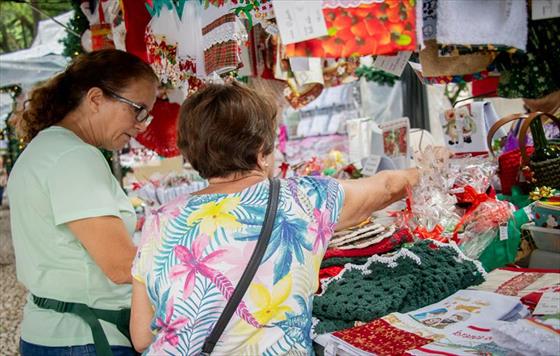 Artess da FAS encantam turistas na Feira Especial de Natal de Curitiba