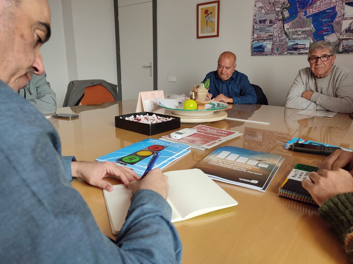El alcalde de San Fernando de Henares, Javier Corpa; se reúne con representantes de las Plataformas contra la Ampliación del Aeropuerto ‘Adolfo Suárez’ y contra el Ruido.