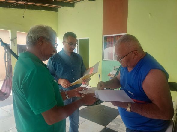 Prefeitura de Cuiab | Prefeitura de Cuiab entrega ttulos definitivos de propriedade em 15 bairros