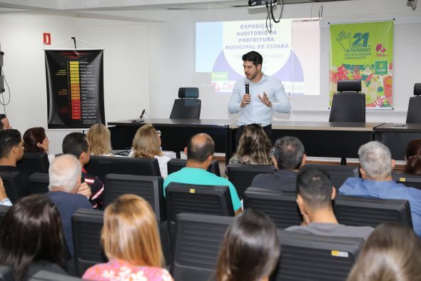 Prefeitura de Cuiab | Secretaria encerra os '21 dias pelo fim da violncia contra a mulher' com a campanha do Lao Branco