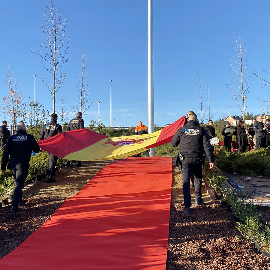 Torrelodones rinde homenaje al 45 aniversario de la Constitución con la instalación de tres enseñas nacionales