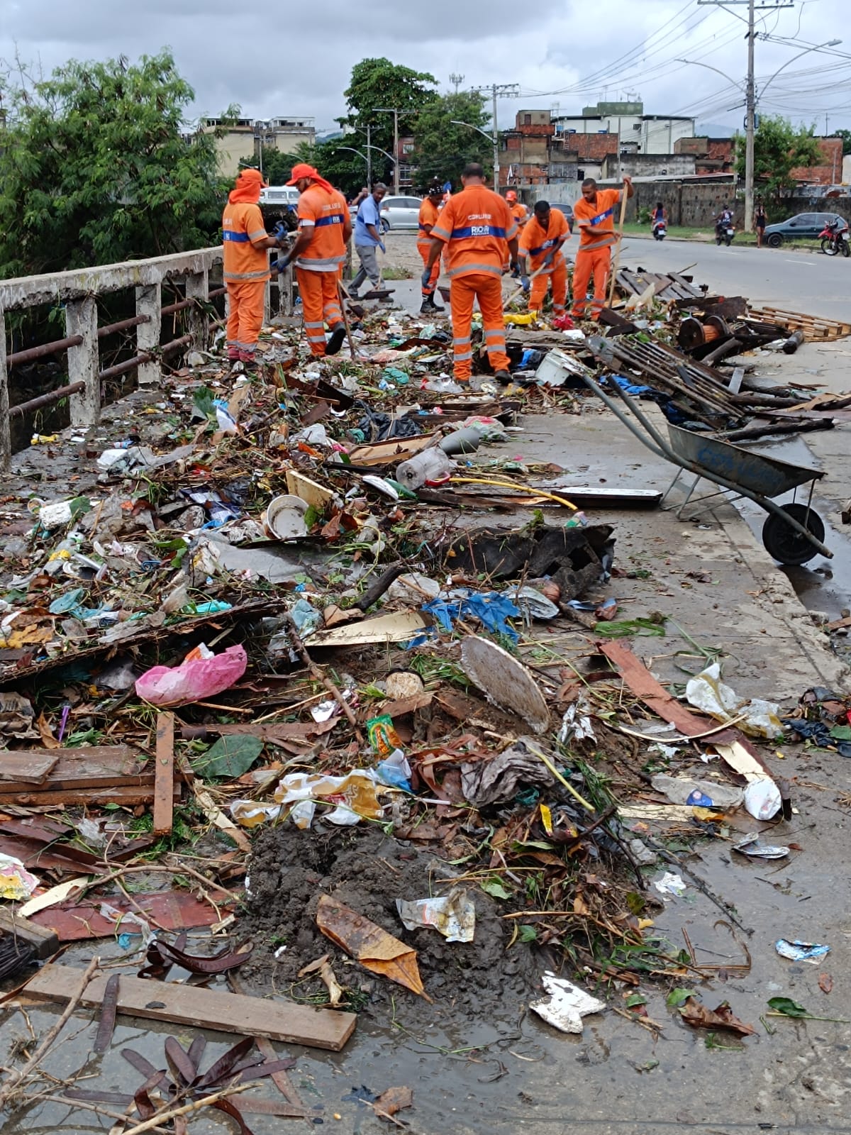 Comlurb mobiliza cerca de 1.500 garis para agilizar a limpeza após as fortes chuvas - Prefeitura da Cidade do Rio de Janeiro