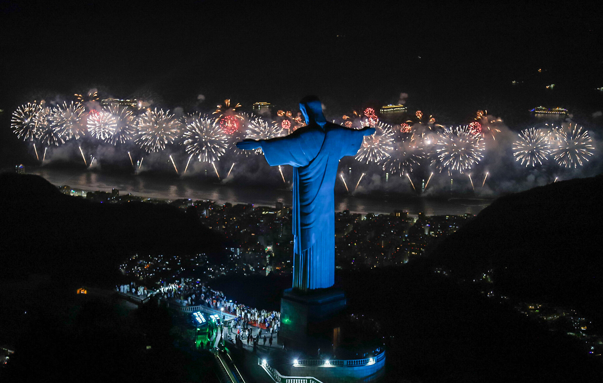 Fotogaleria: festa de réveillon com fogos e shows atrai multidão à praia de Copacabana - Prefeitura da Cidade do Rio de Janeiro