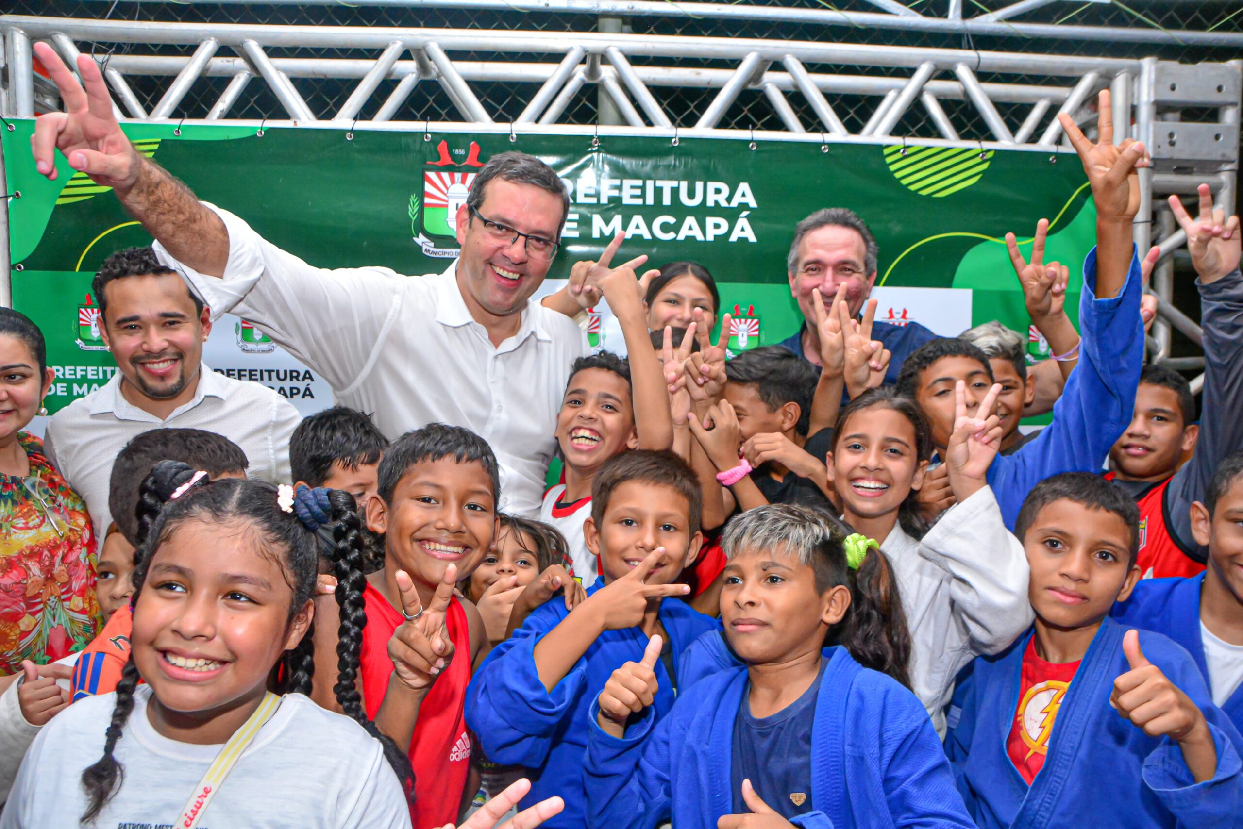 Prefeito Dr. Furlan e senador Lucas Barreto assinam Ordem de Serviço para construção e reforma de áreas de lazer, no Residencial São José