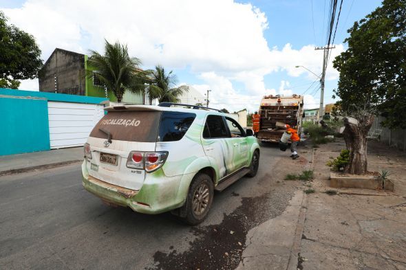 Prefeitura de Cuiab | Limpurb realiza fiscalizao em coleta de lixo diariamente; equipes monitoram em tempo real os caminhes em atendimento