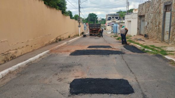 Prefeitura de Cuiab | Regio do Residencial Terra Nova recebe aes das equipes de tapa-buracos