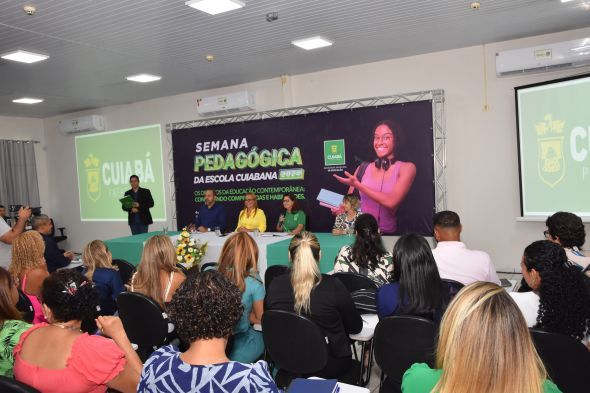 Prefeitura de Cuiab | Secretria de Educao rene diretores escolares no novo Centro de Formao da Escola Cuiabana