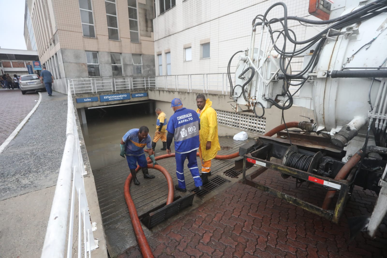 Prefeitura do Rio monta pontos de apoio para a população atingida pelas chuvas e libera Avenida Brasil ao tráfego - Prefeitura da Cidade do Rio de Janeiro