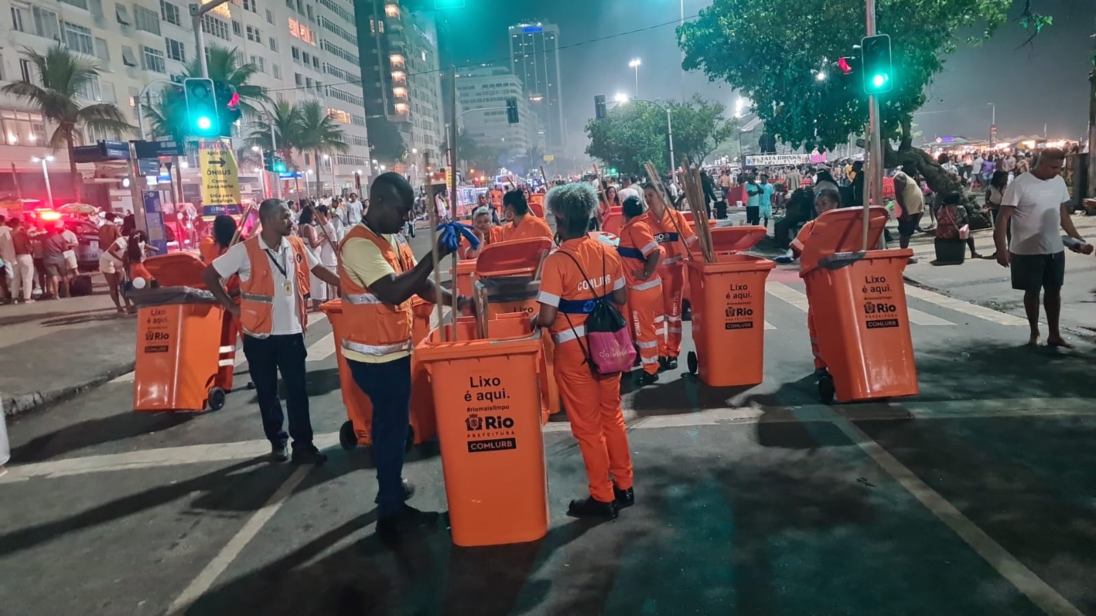 Réveillon 2024: Comlurb remove 969 toneladas de resíduos em toda a cidade, sendo 484 toneladas em Copacabana - Prefeitura da Cidade do Rio de Janeiro