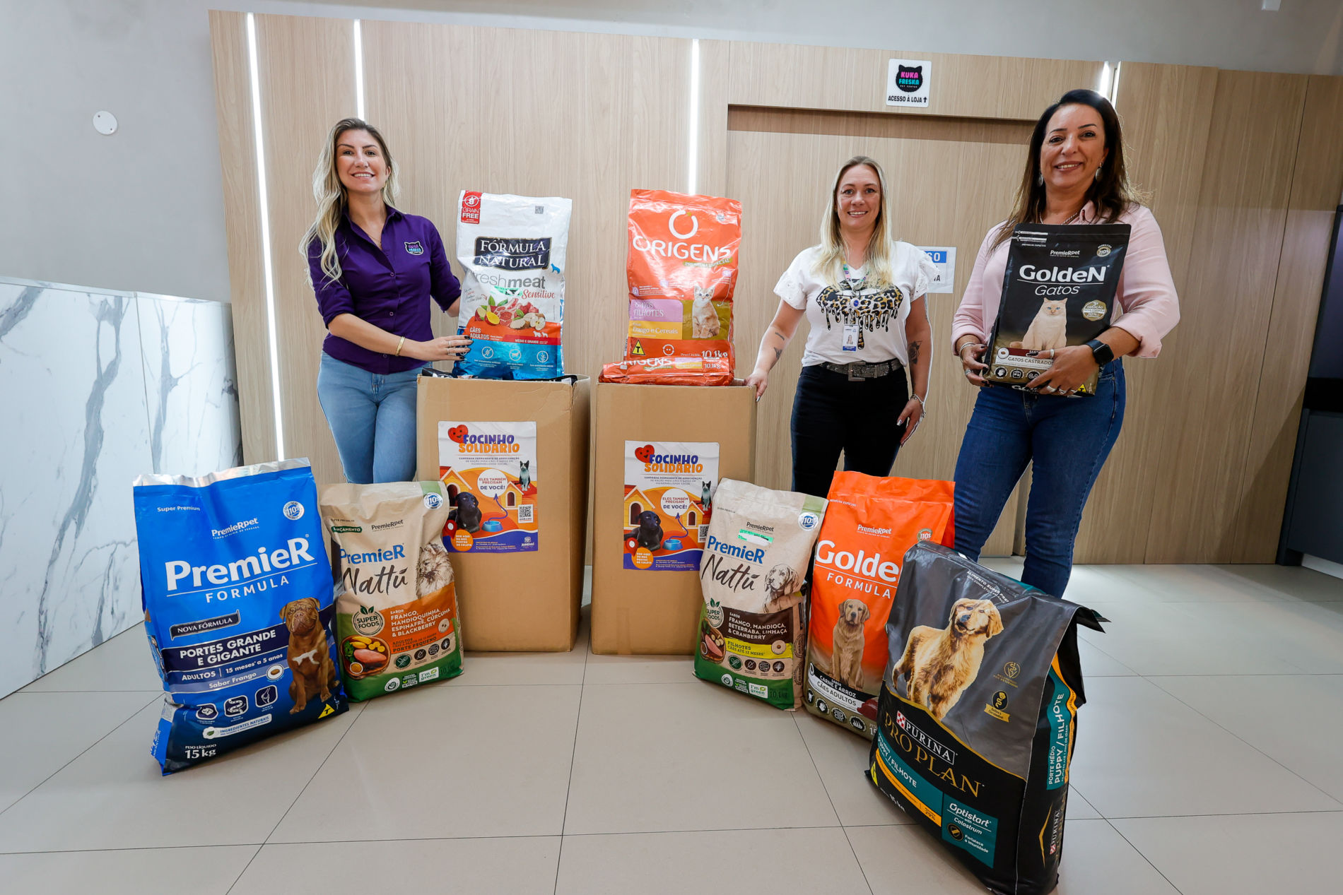 Kuka Freska doa 316 quilos de ração para a campanha Focinho Solidário