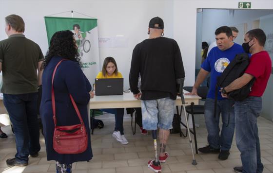 Pelo menos 500 vagas de emprego esperam candidatos com deficincia em Curitiba