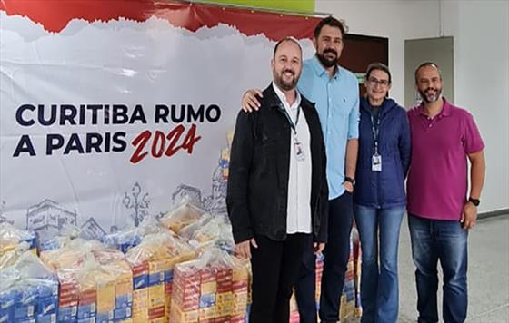 Atletas arrecadam chocolates para crianas atendidas pela FAS