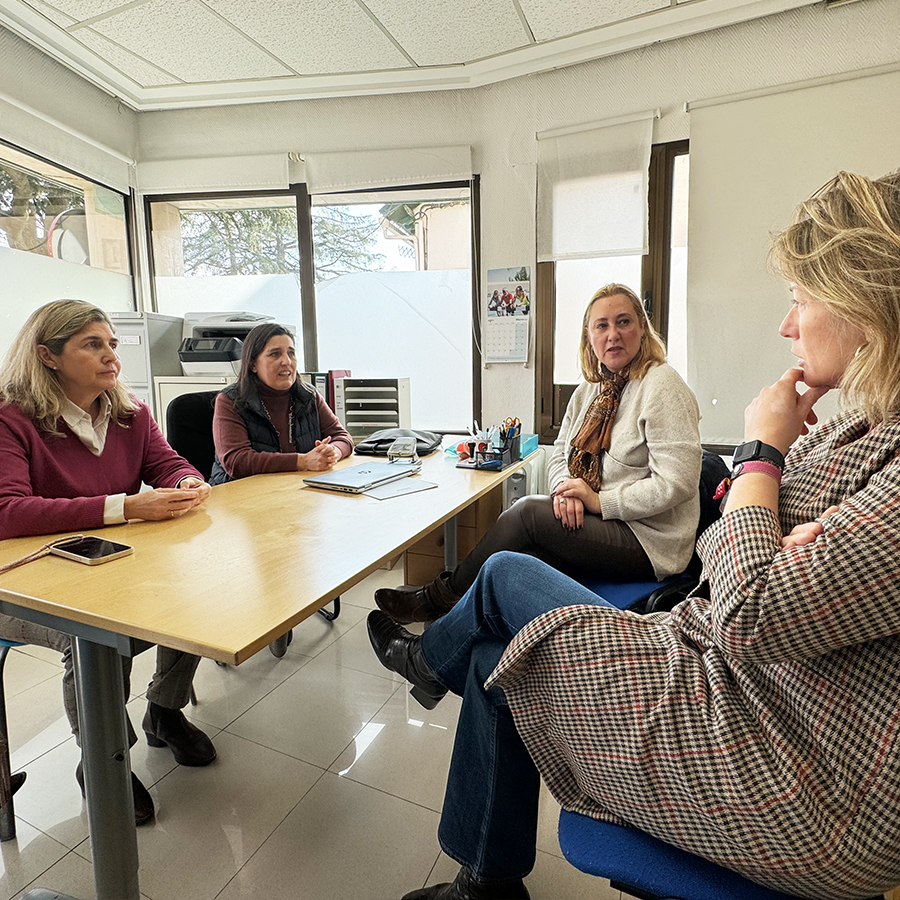 La alcaldesa y la directora general de Atención a Personas con Discapacidad visitan CITO