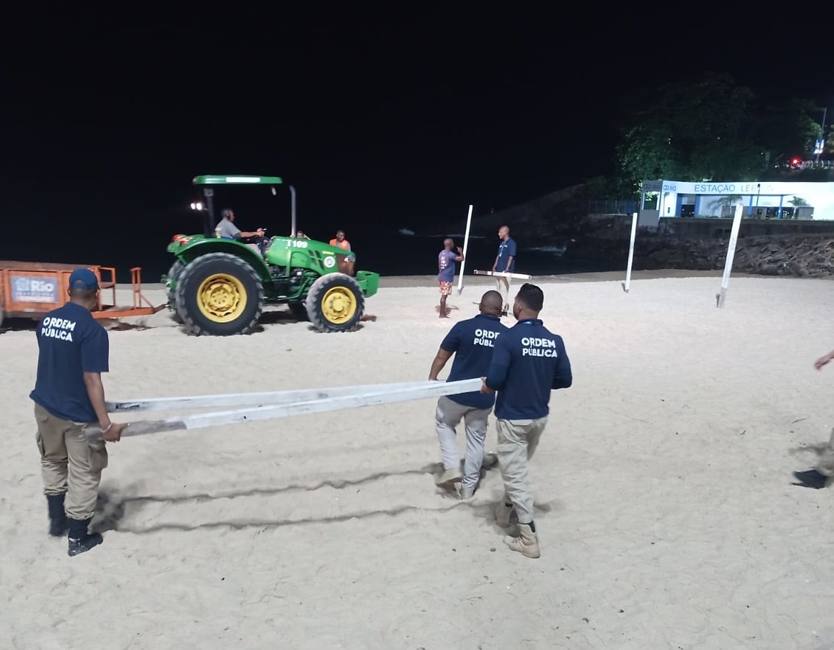 Prefeitura realiza operação de ordenamento e limpeza noturna nas areias da Zona Sul - Prefeitura da Cidade do Rio de Janeiro